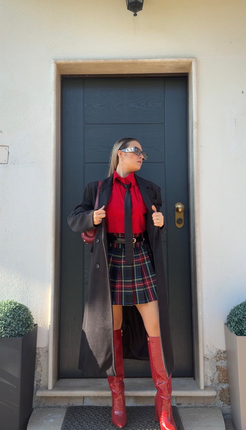 Camicia Crop Rossa con Cravatta – Fashion Statement