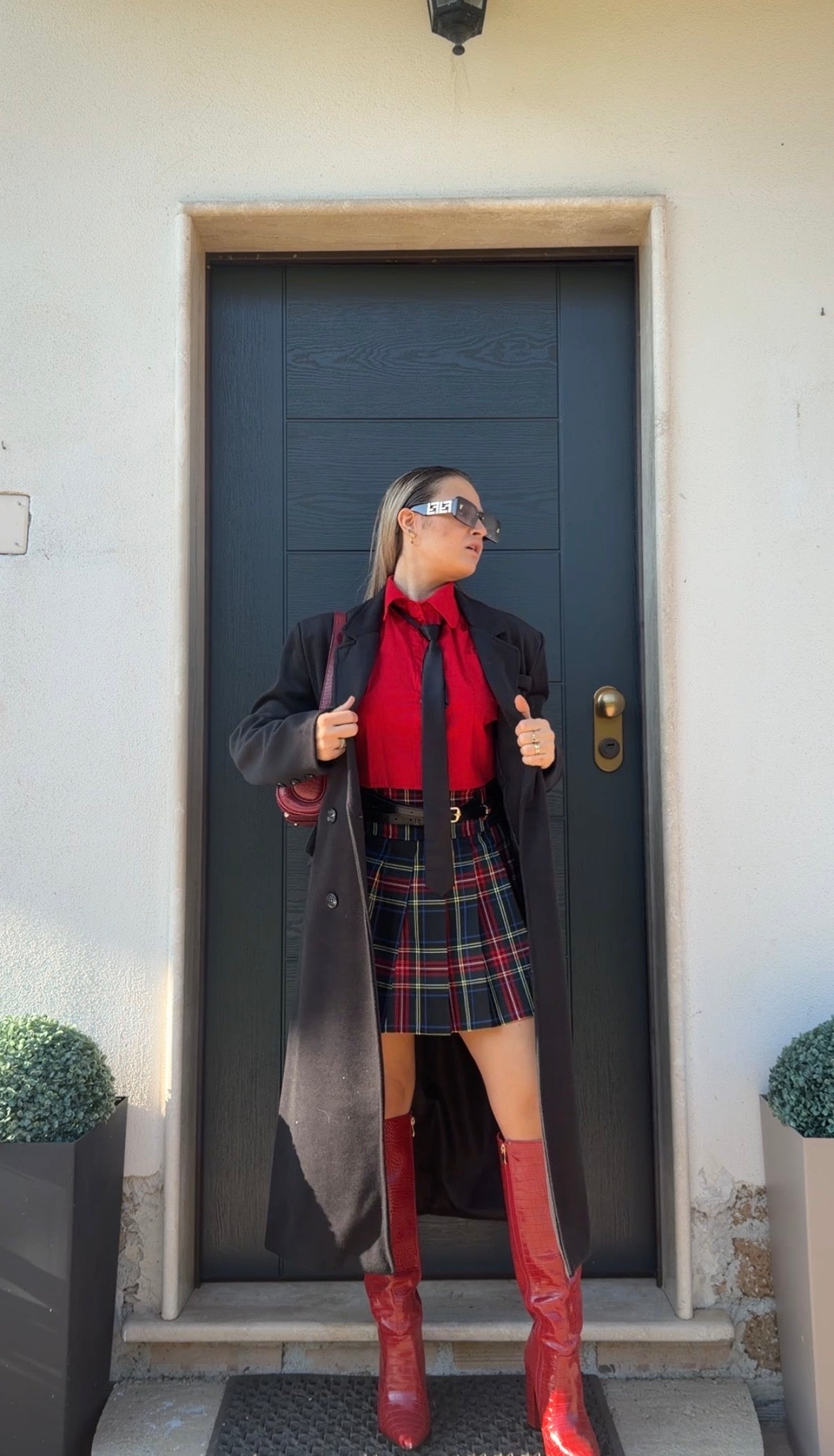 Camicia Crop Rossa con Cravatta – Fashion Statement