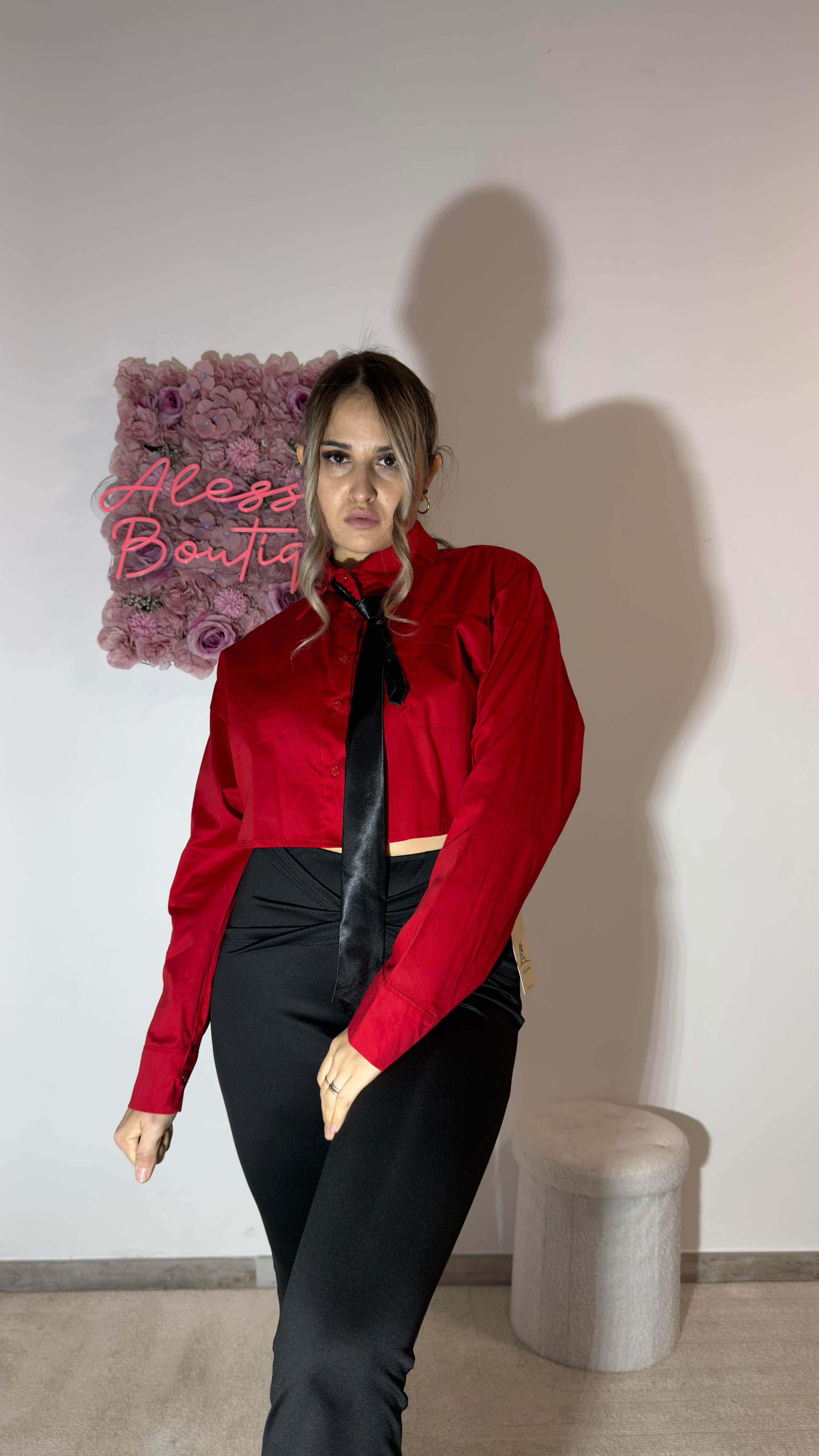 Camicia Crop Rossa con Cravatta – Fashion Statement