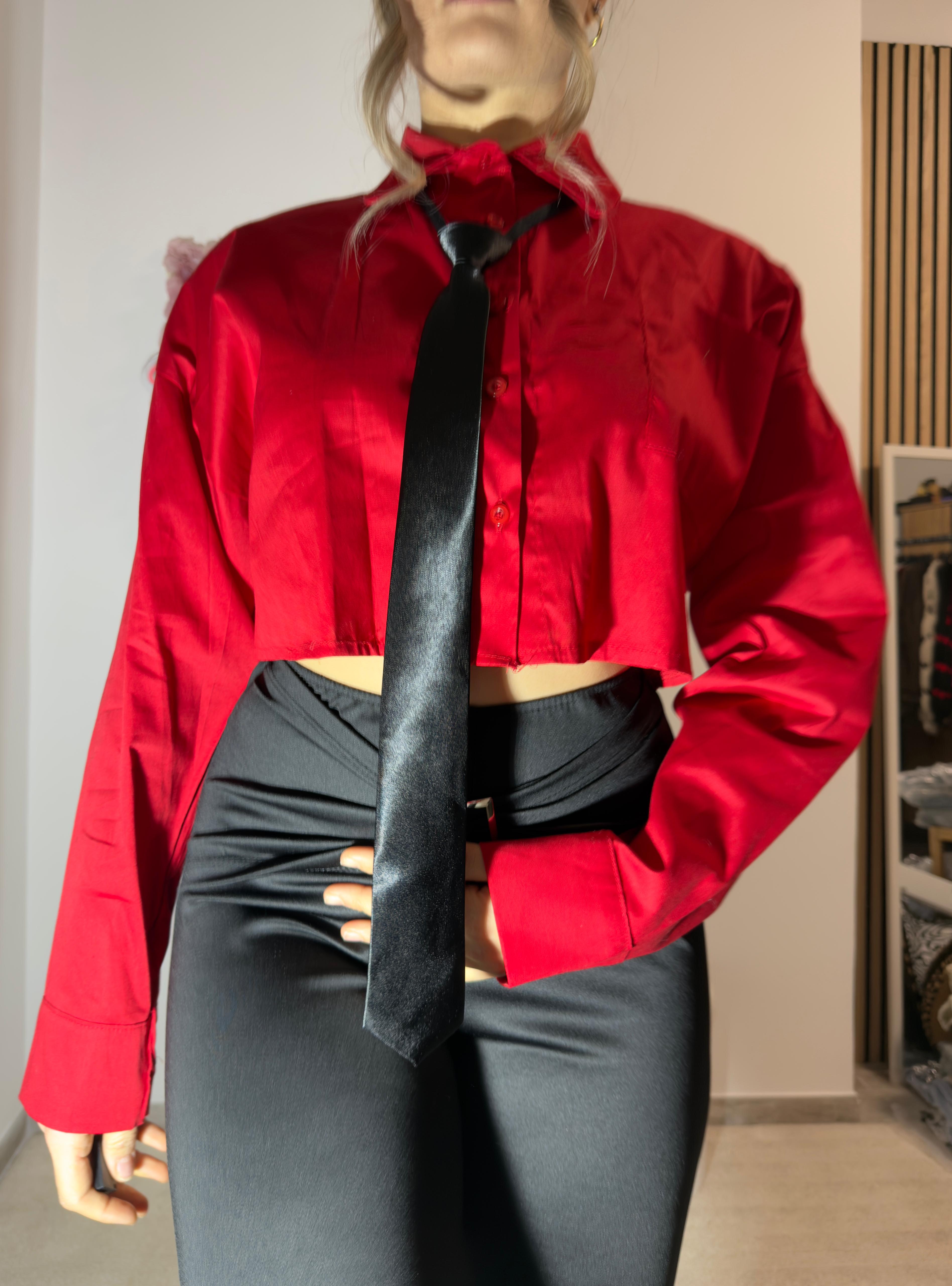 Camicia Crop Rossa con Cravatta – Fashion Statement