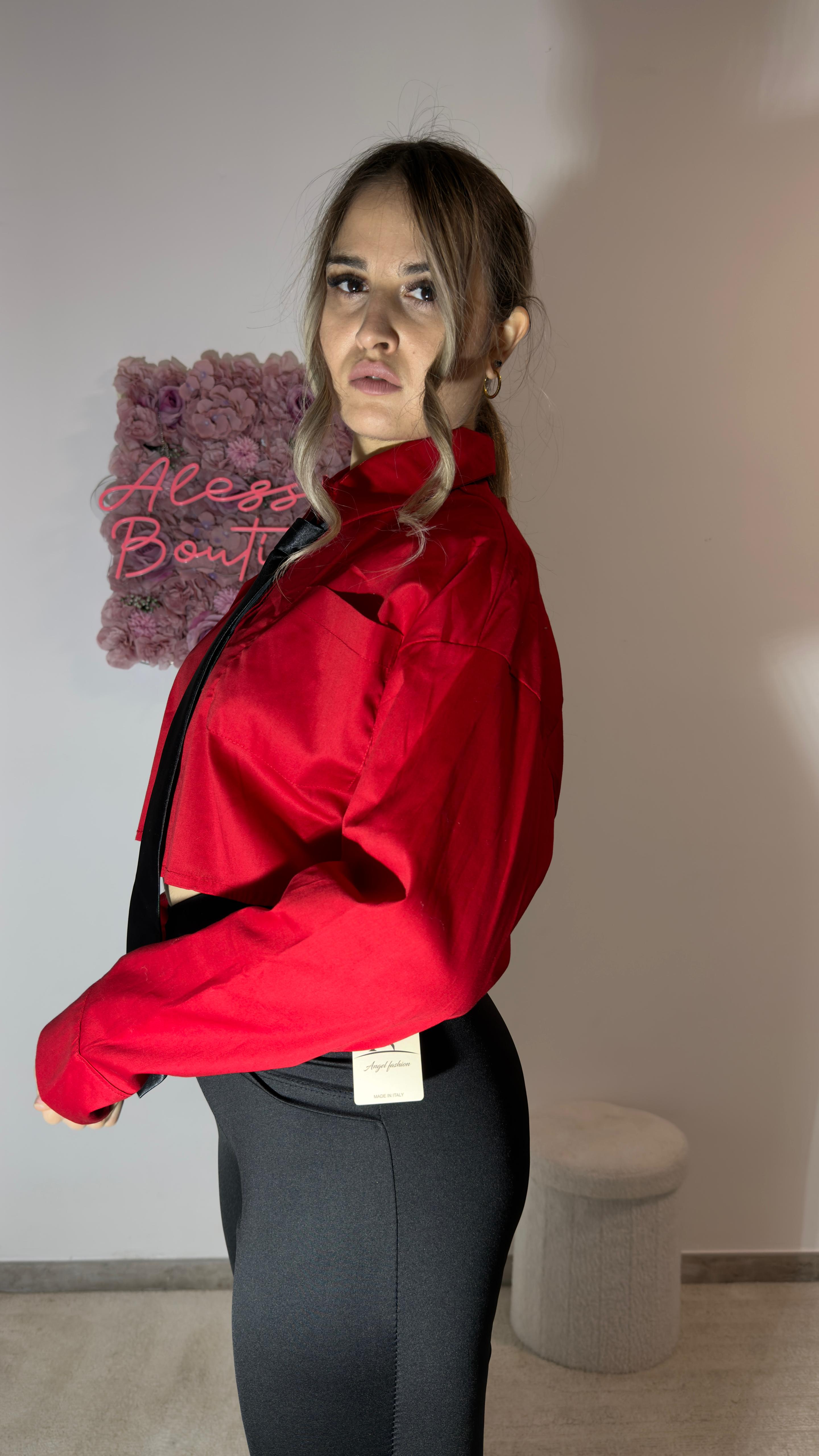 Camicia Crop Rossa con Cravatta – Fashion Statement